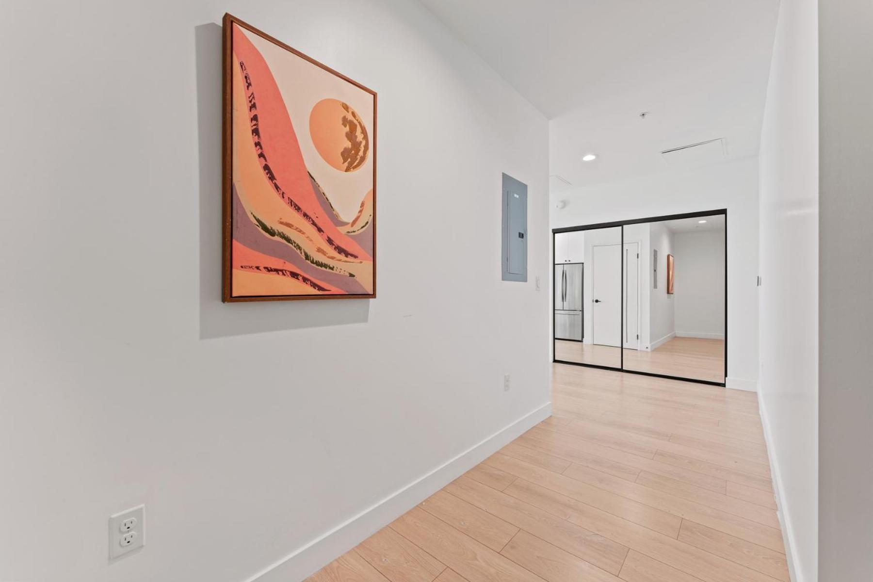 Stylish La Prime Location In Wilshire Blvd